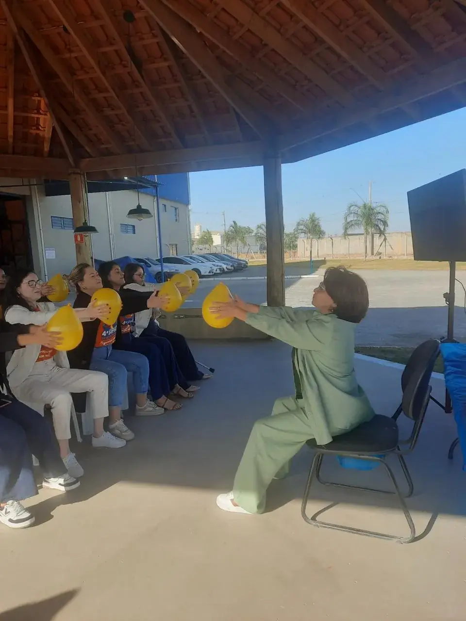 Demonstração prática de exercício postural