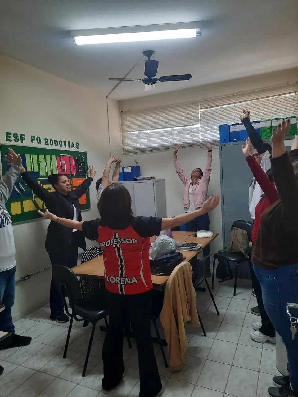 Alongamento em sala de reunião